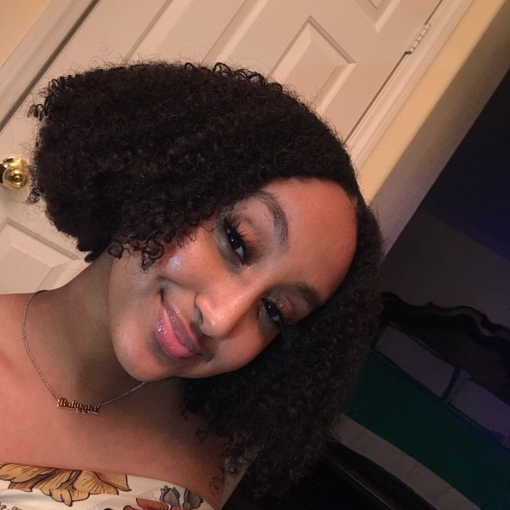 Meet your Posher, Delina